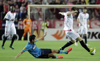 Kevin Gameiro (phải, Sevilla) vượt qua Diego Reyes của Porto. Ảnh: AP. Kevin Gameiro (phải, Sevilla) vượt qua Diego Reyes của Porto. Ảnh: AP.