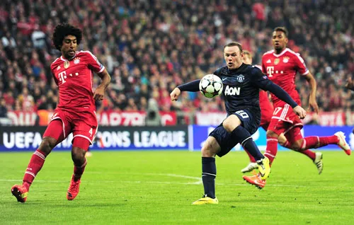 Wayne Rooney (phải) không có đủ thể lực mà vẫn phải cày ải trong suốt 90 phút. Wayne Rooney (phải) không có đủ thể lực mà vẫn phải cày ải trong suốt 90 phút.