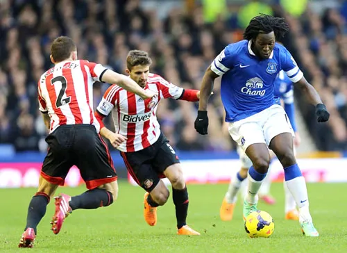 Romelu Lukaku (phải, Everton) đột phá trước hàng phòng ngự Sunderland ở lượt đi. Romelu Lukaku (phải, Everton) đột phá trước hàng phòng ngự Sunderland ở lượt đi.