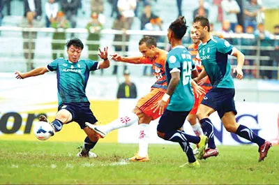 Một số cầu thủ V.Ninh Bình (áo cam) cá cược ngay chính trận đấu của mình với Kalantan - điều cấm kỵ trong thể thao. Ảnh: HOÀNG MINH Một số cầu thủ V.Ninh Bình (áo cam) cá cược ngay chính trận đấu của mình với Kalantan - điều cấm kỵ trong thể thao. Ảnh: HOÀNG MINH