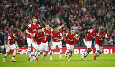 Các cầu thủ Arsenal vui mừng sau khi tiền vệ Santi Cazorla thực hiện thành công quả penalty cuối cùng. Ảnh: Reuters. Các cầu thủ Arsenal vui mừng sau khi tiền vệ Santi Cazorla thực hiện thành công quả penalty cuối cùng. Ảnh: Reuters.