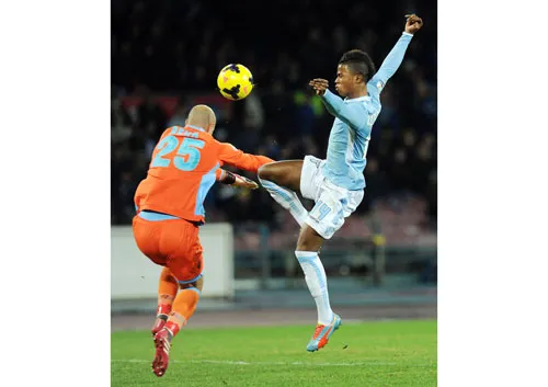 Pha cản phá của thủ thành Pepe Reina trước Balde Diao Keita (Lazio). Pha cản phá của thủ thành Pepe Reina trước Balde Diao Keita (Lazio).