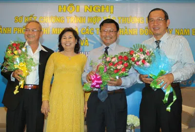 Bà Lê Ngọc Đào, Phó Giám đốc Sở Công thương TPHCM tặng hoa cho các điển hình tham gia giao lưu tại hội nghị. Bà Lê Ngọc Đào, Phó Giám đốc Sở Công thương TPHCM tặng hoa cho các điển hình tham gia giao lưu tại hội nghị.