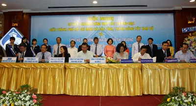 Lãnh đạo Bộ Công thương và UBND TPHCM chứng kiến lễ ký kết hợp tác hỗ trợ vốn giữa ngân hàng với doanh nghiệp tham gia CTBOTT năm 2014 - Tết Ất Mùi 2015. Lãnh đạo Bộ Công thương và UBND TPHCM chứng kiến lễ ký kết hợp tác hỗ trợ vốn giữa ngân hàng với doanh nghiệp tham gia CTBOTT năm 2014 - Tết Ất Mùi 2015.