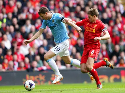 Edin Dzeko (số 10 - Man.City) nỗ lực đi bóng trước Steven Gerrard của Liverpool. Edin Dzeko (số 10 - Man.City) nỗ lực đi bóng trước Steven Gerrard của Liverpool.