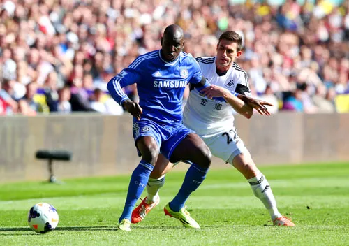 Demba Ba (trái, Chelsea) kiểm soát bóng trước Angel Rangel (Swansea). Demba Ba (trái, Chelsea) kiểm soát bóng trước Angel Rangel (Swansea).