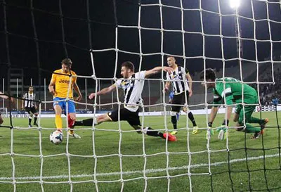 Fernando Llorente (áo vàng) ghi bàn vào lưới thủ môn Simone Scuffet, ấn định chiến thắng 2 - 0 cho Juventus. Ảnh: AP Fernando Llorente (áo vàng) ghi bàn vào lưới thủ môn Simone Scuffet, ấn định chiến thắng 2 - 0 cho Juventus. Ảnh: AP