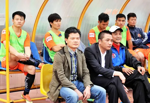 Dù đã cho các học trò tập luyện lại để chuẩn bị cho trận đấu tới ở AFC Cup nhưng không khí toàn đội khá nặng nề. Ảnh: Minh Hoàng Dù đã cho các học trò tập luyện lại để chuẩn bị cho trận đấu tới ở AFC Cup nhưng không khí toàn đội khá nặng nề. Ảnh: Minh Hoàng
