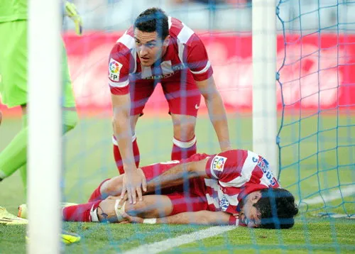 Diego Costa đau đớn sau khi va vào cột dọc. Diego Costa đau đớn sau khi va vào cột dọc.
