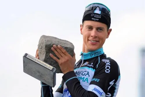 Niki Terpstra giương cao chiến cúp vô địch cực kỳ quái dị của Paris-Roubaix, chiếc cúp có hình một cục đá. Niki Terpstra giương cao chiến cúp vô địch cực kỳ quái dị của Paris-Roubaix, chiếc cúp có hình một cục đá.