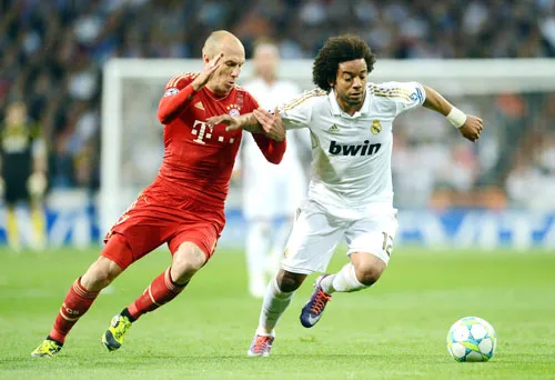 Arjen Robben (Bayern) tranh bóng với Marcello (Real Madrid). Arjen Robben (Bayern) tranh bóng với Marcello (Real Madrid).