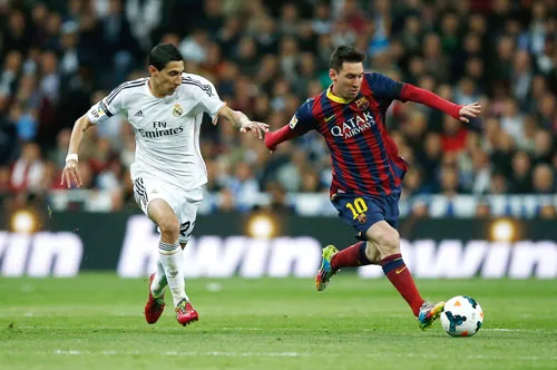 Lionel Messi (phải, Barcelona) đi bóng trước Di Maria (Real Madrid).