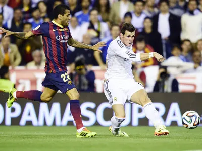 Tiền vệ Gareth Bale (phải, Real Madrid) tung cú sút trước Dani Alves của Barcelona. Tiền vệ Gareth Bale (phải, Real Madrid) tung cú sút trước Dani Alves của Barcelona.