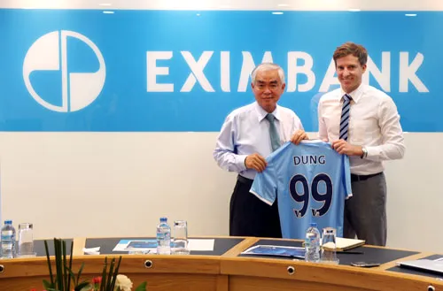 ông Stephan Cieplik (phải) tặng ông Lê Hùng Dũng áo thi đấu của CLB Man.City. Ảnh: Minh Kiệt ông Stephan Cieplik (phải) tặng ông Lê Hùng Dũng áo thi đấu của CLB Man.City. Ảnh: Minh Kiệt