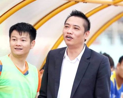 Chủ tịch CLB V.Ninh Bình Phạm Văn Lệ và cầu thủ Phạm Văn Quyến (trái). Chủ tịch CLB V.Ninh Bình Phạm Văn Lệ và cầu thủ Phạm Văn Quyến (trái).