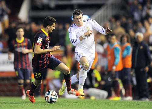 Pha tăng tốc quyết định của Gareth Bale (phải, Real Madrid) vượt qua Marc Bartra (Barcelona) để ghi bàn thắng phút 85. Pha tăng tốc quyết định của Gareth Bale (phải, Real Madrid) vượt qua Marc Bartra (Barcelona) để ghi bàn thắng phút 85.