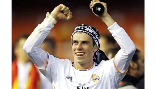 Gareth Bale tận hưởng niềm hạnh phúc trong vai người hùng của Real Madrid. Gareth Bale tận hưởng niềm hạnh phúc trong vai người hùng của Real Madrid.