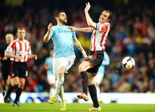 Alvaro Negredo (trái) quá “hiền” trước hàng phòng ngự của Sunderland. Alvaro Negredo (trái) quá “hiền” trước hàng phòng ngự của Sunderland.