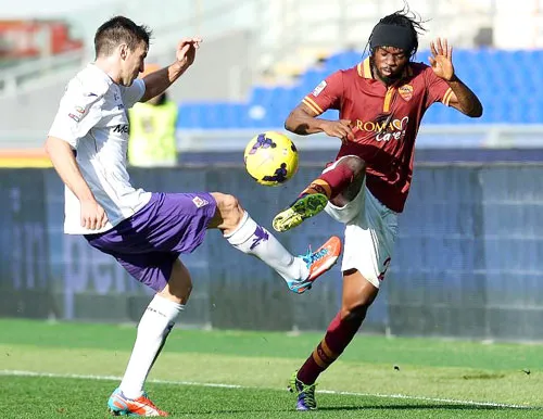 Gervinho (phải, AS Roma) tranh bóng với Nenad Tomovic (Fiorentina). Gervinho (phải, AS Roma) tranh bóng với Nenad Tomovic (Fiorentina).