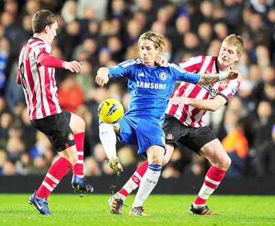 Torres (giữa, Chelsea) kiểm soát bóng giữa các hậu vệ Sunderland ở trận lượt đi. Torres (giữa, Chelsea) kiểm soát bóng giữa các hậu vệ Sunderland ở trận lượt đi.