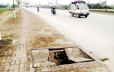 Nắp cống bê tông vỡ hàng loạt