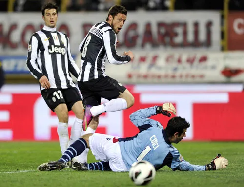 Claudio Marchisio (8, Juventus) sửa bóng qua tay thủ thành Bologna. Claudio Marchisio (8, Juventus) sửa bóng qua tay thủ thành Bologna.