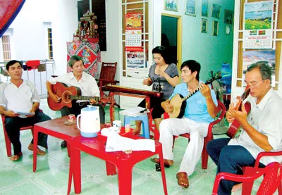 Nghệ nhân dân gian Lê Khắc Tùng (thứ hai, từ trái qua) và các học trò hòa đàn hòa ca. Ảnh: LÊ MINH Nghệ nhân dân gian Lê Khắc Tùng (thứ hai, từ trái qua) và các học trò hòa đàn hòa ca. Ảnh: LÊ MINH