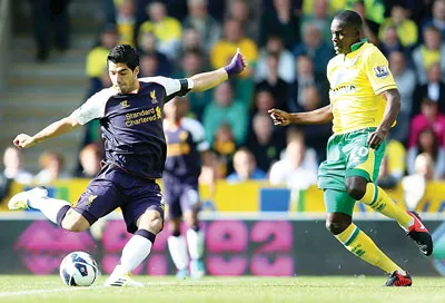 Luis Suarez trong một pha ghi bàn vào lưới Norwich ở trận lượt đi. Luis Suarez trong một pha ghi bàn vào lưới Norwich ở trận lượt đi.