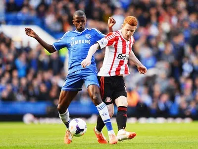 Tiền vệ Ramires (trái, Chelsea) trong pha tranh bóng với Jack Colback của Sunderland. Tiền vệ Ramires (trái, Chelsea) trong pha tranh bóng với Jack Colback của Sunderland.