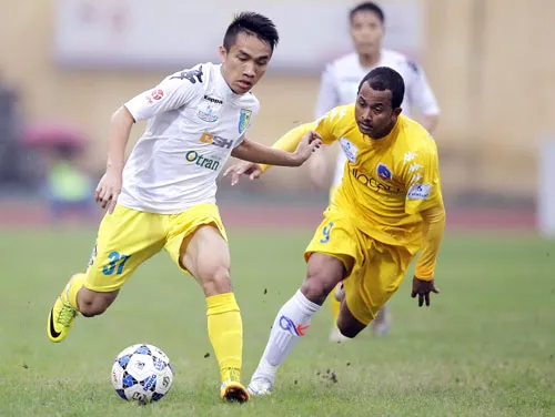 Kết quả trận hòa 2-2 trước ĐKVĐ Hà Nội T&T chẳng biết có khiến đội yếu như QNK Quảng Nam (phải) lấy làm hài lòng không? Ảnh: Minh Hoàng Kết quả trận hòa 2-2 trước ĐKVĐ Hà Nội T&T chẳng biết có khiến đội yếu như QNK Quảng Nam (phải) lấy làm hài lòng không? Ảnh: Minh Hoàng