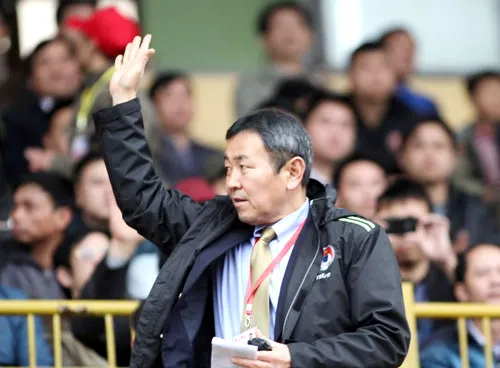 Hy vọng ông Tanaka sẽ bất chấp khó khăn và vực dậy một giải đấu rối rắm như V-League. Ảnh: Quang Minh Hy vọng ông Tanaka sẽ bất chấp khó khăn và vực dậy một giải đấu rối rắm như V-League. Ảnh: Quang Minh