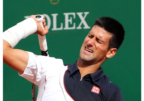 Chấn thương ở tay phải khiến cho Novak Djokovic không còn giữ được phong độ như ở set đấu trước. Ảnh: AP Chấn thương ở tay phải khiến cho Novak Djokovic không còn giữ được phong độ như ở set đấu trước. Ảnh: AP