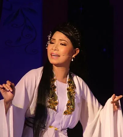 Nguyễn Ngọc Đợi (Đoàn Cải lương Cao Văn Lầu – Bạc Liêu) Lê Thị Ngọc Quyền (Đoàn Văn công Quân khu 9). DANH SÁCH 20 THÍ SINH DỰ THI VÒNG CHUNG KẾT GIẢI THƯỞNG TRẦN HỮU TRANG NĂM 2014 • 5 thí sinh dự thi giải xuất sắc, gồm: Nguyễn Hồng Thắm (Đoàn Nghệ thuật Cải lương Long An), Lê Thị Ngọc Quyền (Đoàn Văn công Quân khu 9), Đặng Thị Mỹ Vân (Đoàn Văn công Đồng Tháp), Nguyễn Phương Anh (Đoàn Cải lương Tây Đô – Cần Thơ) và Nguyễn Ngọc Đợi (Đoàn Cải lương Cao Văn Lầu – Bạc Liêu). • 15 thí sinh dự thi giải triển vọng, gồm: Phạm Anh Chàng, Lâm Ngọc Hoa, Thần Thoại Mỹ, Nguyễn Văn Sơn (Đoàn Cải lương Cao Văn Lầu – Bạc Liêu); Nguyễn Thị Mỹ Hạnh (CLB Sân khấu Dạ cổ hoài lang thuộc Liên hiệp Hội Văn học nghệ thuật Bạc Liêu); Võ Hồng Thủy (Đoàn Cải lương Tây Đô - Cần Thơ); Võ Thị Huỳnh Mơ (Đoàn Nghệ thuật tổng hợp Tiền Giang); Nguyễn Thị Chúc (Đoàn Văn công Quân khu 9); Nguyễn Trung Kiên, Nguyễn Thanh Phong (Trường Đại học Sân khấu – Điện ảnh TPHCM); Trần Chí Hòa (Đoàn Ca múa nhạc Dân tộc tỉnh Hậu Giang); Nguyễn Văn Linh (Đoàn Cải lương Hương Tràm – Cà Mau); Nguyễn Hoàng Hải (Nhà hát Cải lương Trần Hữu Trang); Phan Thị Hoàng Oanh (Đoàn Nghệ thuật cải lương Long An) và Lê Vũ Anh Huy (Hội Nghệ sĩ Sân khấu TP Cần Thơ). Nguyễn Ngọc Đợi (Đoàn Cải lương Cao Văn Lầu – Bạc Liêu) Lê Thị Ngọc Quyền (Đoàn Văn công Quân khu 9). DANH SÁCH 20 THÍ SINH DỰ THI VÒNG CHUNG KẾT GIẢI THƯỞNG TRẦN HỮU TRANG NĂM 2014 • 5 thí sinh dự thi giải xuất sắc, gồm: Nguyễn Hồng Thắm (Đoàn Nghệ thuật Cải lương Long An), Lê Thị Ngọc Quyền (Đoàn Văn công Quân khu 9), Đặng Thị Mỹ Vân (Đoàn Văn công Đồng Tháp), Nguyễn Phương Anh (Đoàn Cải lương Tây Đô – Cần Thơ) và Nguyễn Ngọc Đợi (Đoàn Cải lương Cao Văn Lầu – Bạc Liêu). • 15 thí sinh dự thi giải triển vọng, gồm: Phạm Anh Chàng, Lâm Ngọc Hoa, Thần Thoại Mỹ, Nguyễn Văn Sơn (Đoàn Cải lương Cao Văn Lầu – Bạc Liêu); Nguyễn Thị Mỹ Hạnh (CLB Sân khấu Dạ cổ hoài lang thuộc Liên hiệp Hội Văn học nghệ thuật Bạc Liêu); Võ Hồng Thủy (Đoàn Cải lương Tây Đô - Cần Thơ); Võ Thị Huỳnh Mơ (Đoàn Nghệ thuật tổng hợp Tiền Giang); Nguyễn Thị Chúc (Đoàn Văn công Quân khu 9); Nguyễn Trung Kiên, Nguyễn Thanh Phong (Trường Đại học Sân khấu – Điện ảnh TPHCM); Trần Chí Hòa (Đoàn Ca múa nhạc Dân tộc tỉnh Hậu Giang); Nguyễn Văn Linh (Đoàn Cải lương Hương Tràm – Cà Mau); Nguyễn Hoàng Hải (Nhà hát Cải lương Trần Hữu Trang); Phan Thị Hoàng Oanh (Đoàn Nghệ thuật cải lương Long An) và Lê Vũ Anh Huy (Hội Nghệ sĩ Sân khấu TP Cần Thơ).
