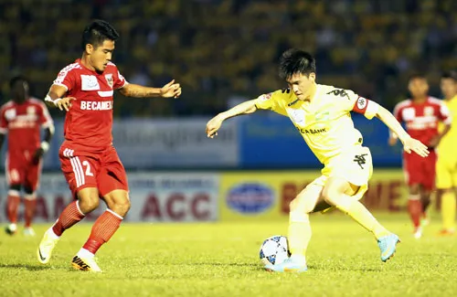 Công Vinh (9, SLNA) đi bóng trước sự cản phá của người đồng đội năm xưa Âu Văn Hoàn (2, B.BD). Ảnh: Nhật Anh Công Vinh (9, SLNA) đi bóng trước sự cản phá của người đồng đội năm xưa Âu Văn Hoàn (2, B.BD). Ảnh: Nhật Anh