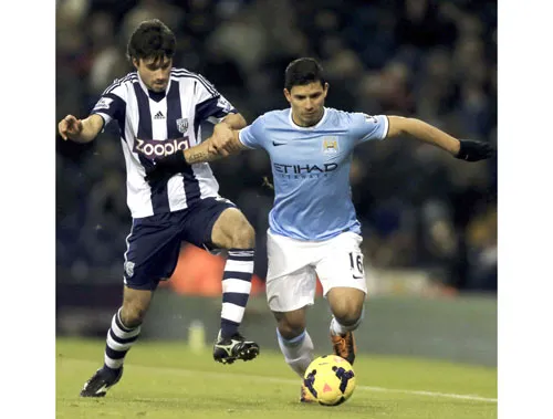 Sergio Aguero (phải, Man.City) tranh bóng với Claudio Yacob (West Brom). Sergio Aguero (phải, Man.City) tranh bóng với Claudio Yacob (West Brom).