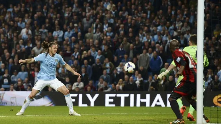 Trung vệ Martin Demichelis (trái) trong pha đệm lòng cận thành tung lưới thủ môn Ben Foster, ấn định chiến thắng 3 - 1 cho Man.City. Ảnh: Reuters. Trung vệ Martin Demichelis (trái) trong pha đệm lòng cận thành tung lưới thủ môn Ben Foster, ấn định chiến thắng 3 - 1 cho Man.City. Ảnh: Reuters.