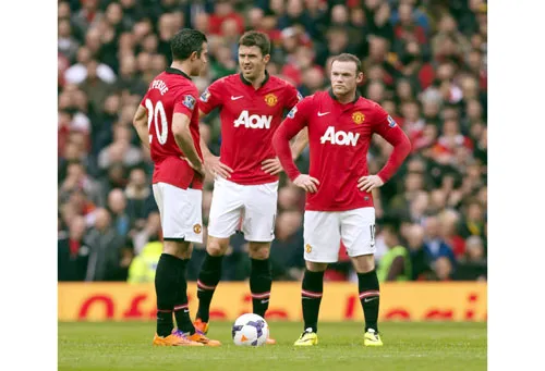 Robin van Persie, Michael Carrick và Wayne Rooney thất vọng ở trận thua Liverpool. Robin van Persie, Michael Carrick và Wayne Rooney thất vọng ở trận thua Liverpool.