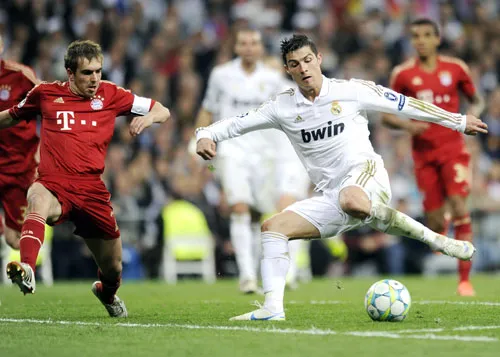 Pep Guardiola đã cẩn thận đưa Philipp Lahm về trấn giữ hướng tấn công của Cristiano Ronaldo (phải, Real Madrid). Pep Guardiola đã cẩn thận đưa Philipp Lahm về trấn giữ hướng tấn công của Cristiano Ronaldo (phải, Real Madrid).