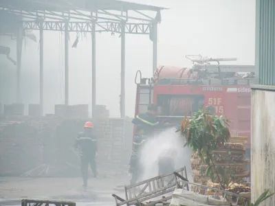 Cháy lớn tại nhà máy chế biến gỗ (quận 9, TPHCM)