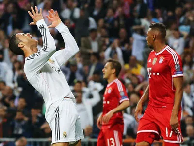 Ronaldo tỏ ra tiếc nuối sau pha dứt điểm thiếu chính xác ở thế đối mặt với thủ thành Neuer.