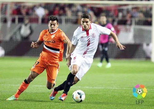 Sevilla (phải) và Valencia trong lần đối đầu ở La Liga mùa này.