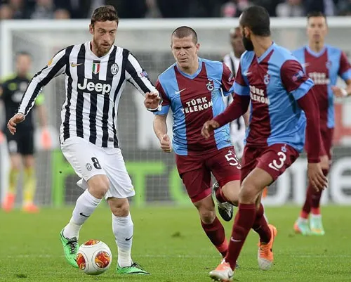 Tiền vệ Claudio Marchisio (trái, Juventus) đi bóng ở trận đối đầu Trabzonspor ở Europa League. Tiền vệ Claudio Marchisio (trái, Juventus) đi bóng ở trận đối đầu Trabzonspor ở Europa League.