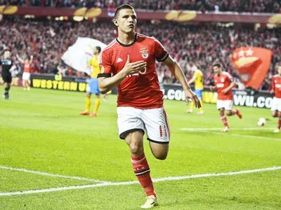 Rodrigo Lima - tác giả ghi bàn vào lưới thủ môn Buffon, ấn định chiến thắng 2 - 1 cho Benfica. Rodrigo Lima - tác giả ghi bàn vào lưới thủ môn Buffon, ấn định chiến thắng 2 - 1 cho Benfica.
