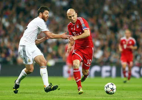 Các cầu thủ tấn công của Bayern Munich (phải) chỉ có rất ít không gian để hoạt động. Các cầu thủ tấn công của Bayern Munich (phải) chỉ có rất ít không gian để hoạt động.