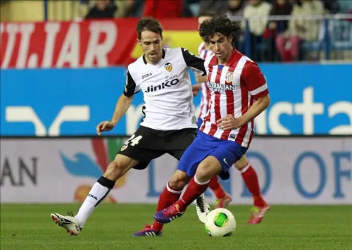 Tiago (phải, Atl Madrid) kiểm soát bóng trước Michel Herrero (Valencia). Tiago (phải, Atl Madrid) kiểm soát bóng trước Michel Herrero (Valencia).