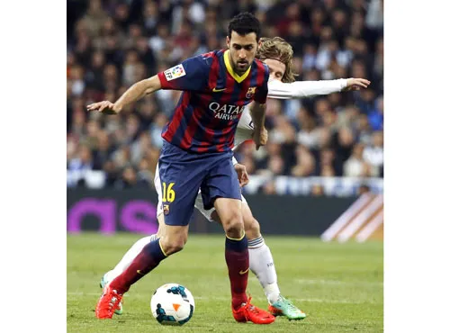 Sergio Busquets (Barcelona) che bóng ở trận đối đầu Real. Sergio Busquets (Barcelona) che bóng ở trận đối đầu Real.
