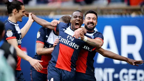 Tiền vệ Blaise Matuidi (giữa, Paris.SG) mừng bàn thắng quyết định cùng đồng đội trong trận đá bù thắng Evian TG. Tiền vệ Blaise Matuidi (giữa, Paris.SG) mừng bàn thắng quyết định cùng đồng đội trong trận đá bù thắng Evian TG.