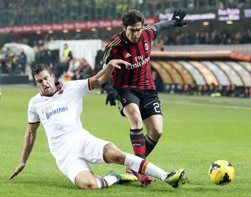 Kaka (phải, AC Milan) tranh bóng với Kevin Strootman (Roma). Kaka (phải, AC Milan) tranh bóng với Kevin Strootman (Roma).