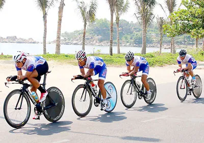 Đội đua Suntek Sao Việt trên đường đua đồng đội tính giờ quanh đường Trần Phú – Nha Trang. Ảnh: QUANG LIÊM Đội đua Suntek Sao Việt trên đường đua đồng đội tính giờ quanh đường Trần Phú – Nha Trang. Ảnh: QUANG LIÊM