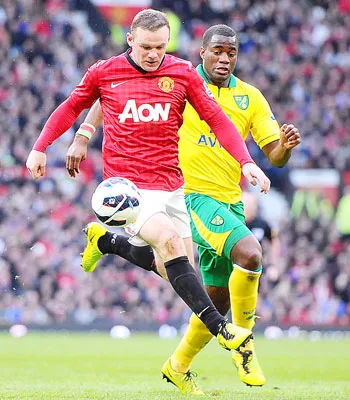 Rooney (Man United) đi bóng trước hậu vệ của Norwich ở trận lượt đi. Rooney (Man United) đi bóng trước hậu vệ của Norwich ở trận lượt đi.